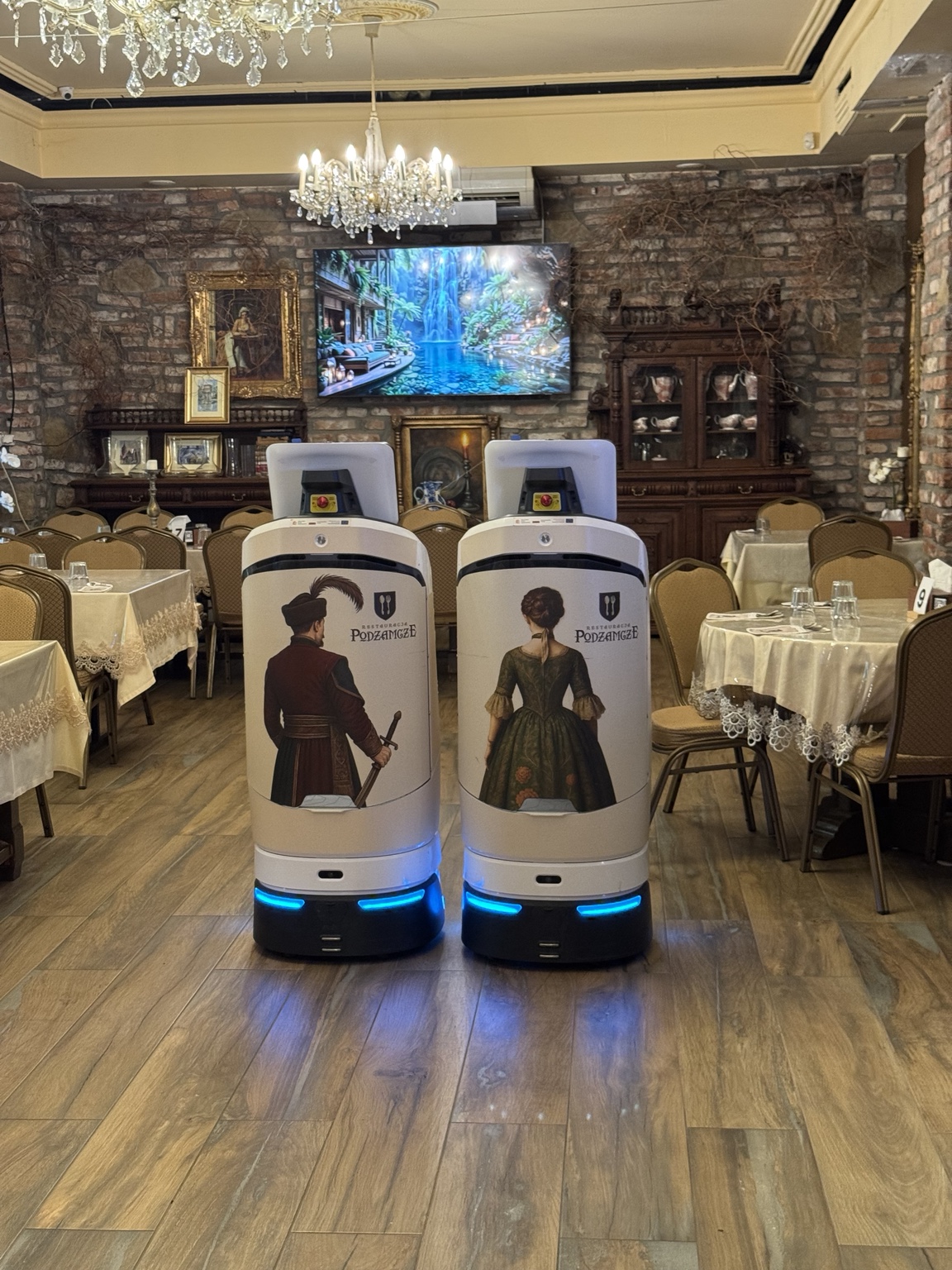 Edzio i Marysia, dwa roboty kelnerskie w strojach nawiązujących do historii, w restauracji Podzamcze