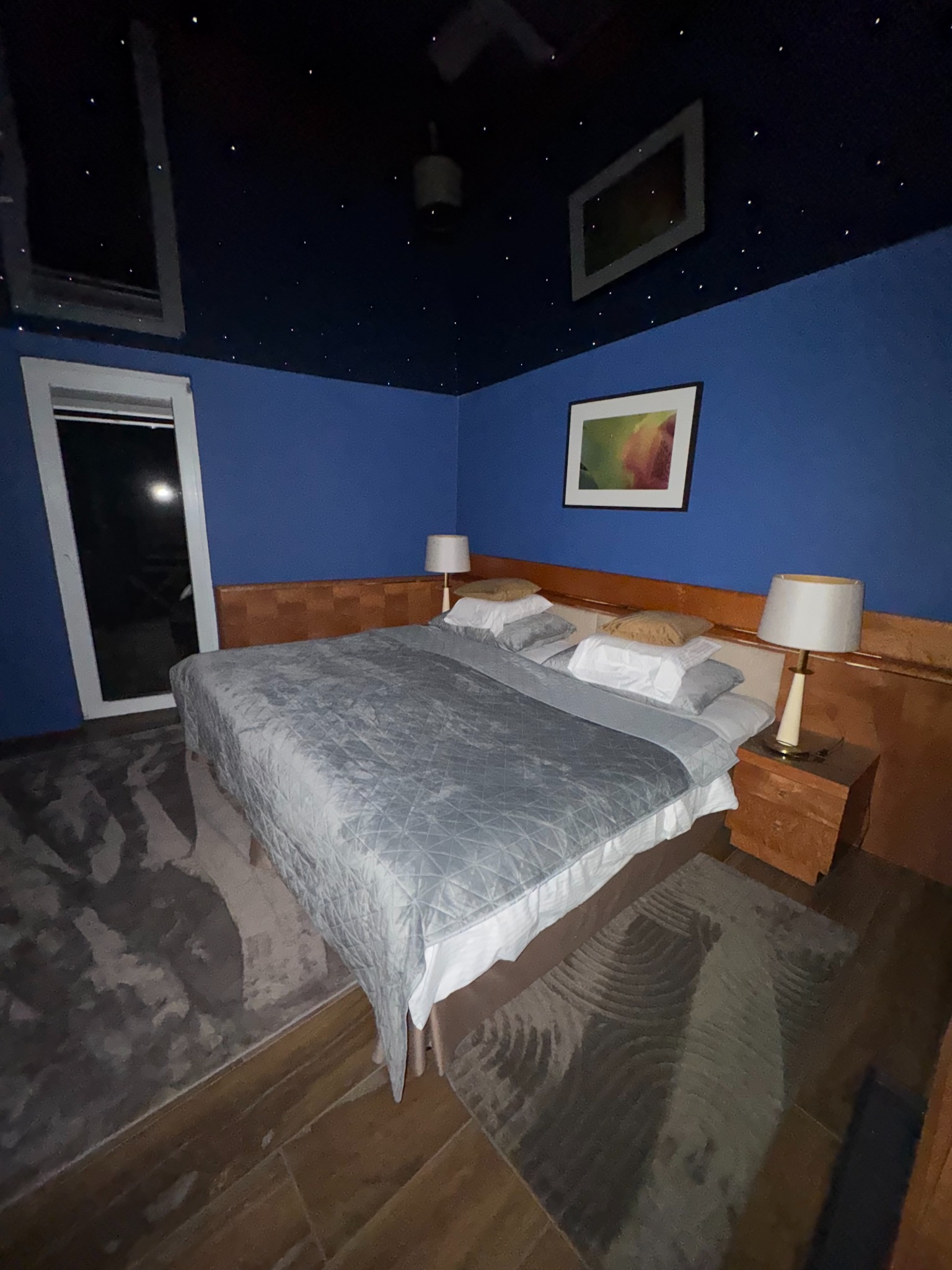 Bungalow z niebieskimi ścianami i podwójnym łóżkiem