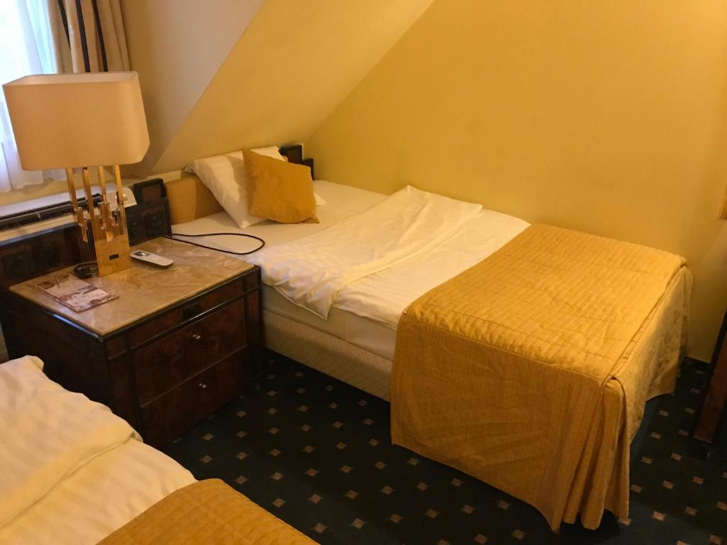Łóżka i szafka nocna w pokoju