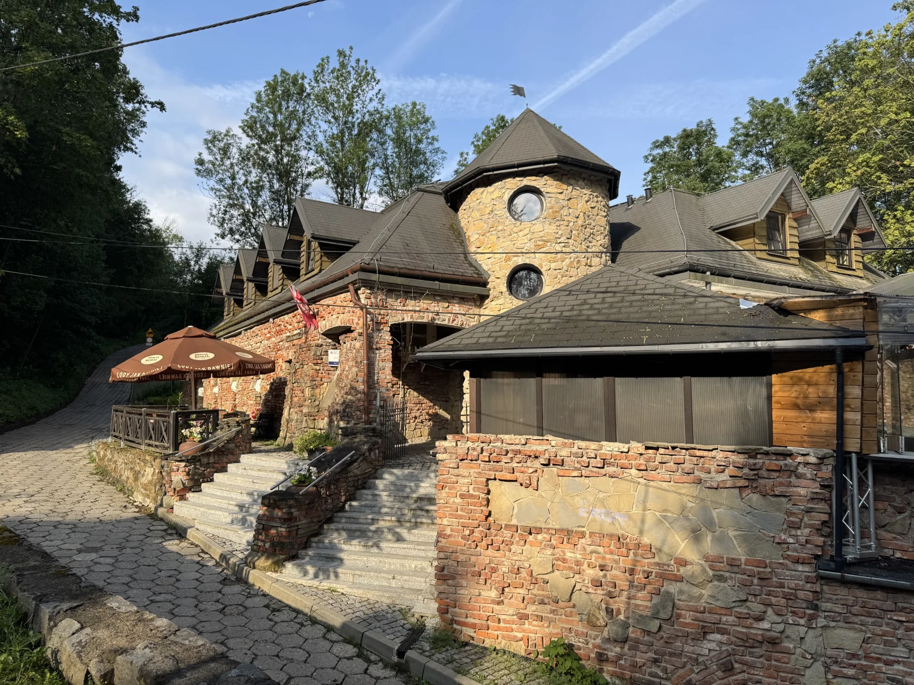 Kamienna fasada i wejście do Podzamcza