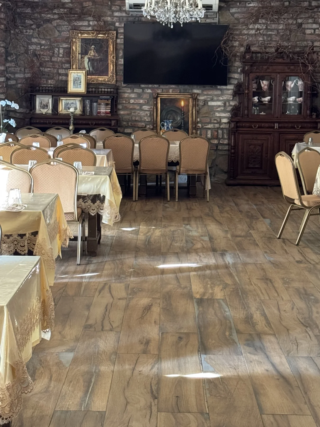 Przytulne wnętrze z kamienną ścianą